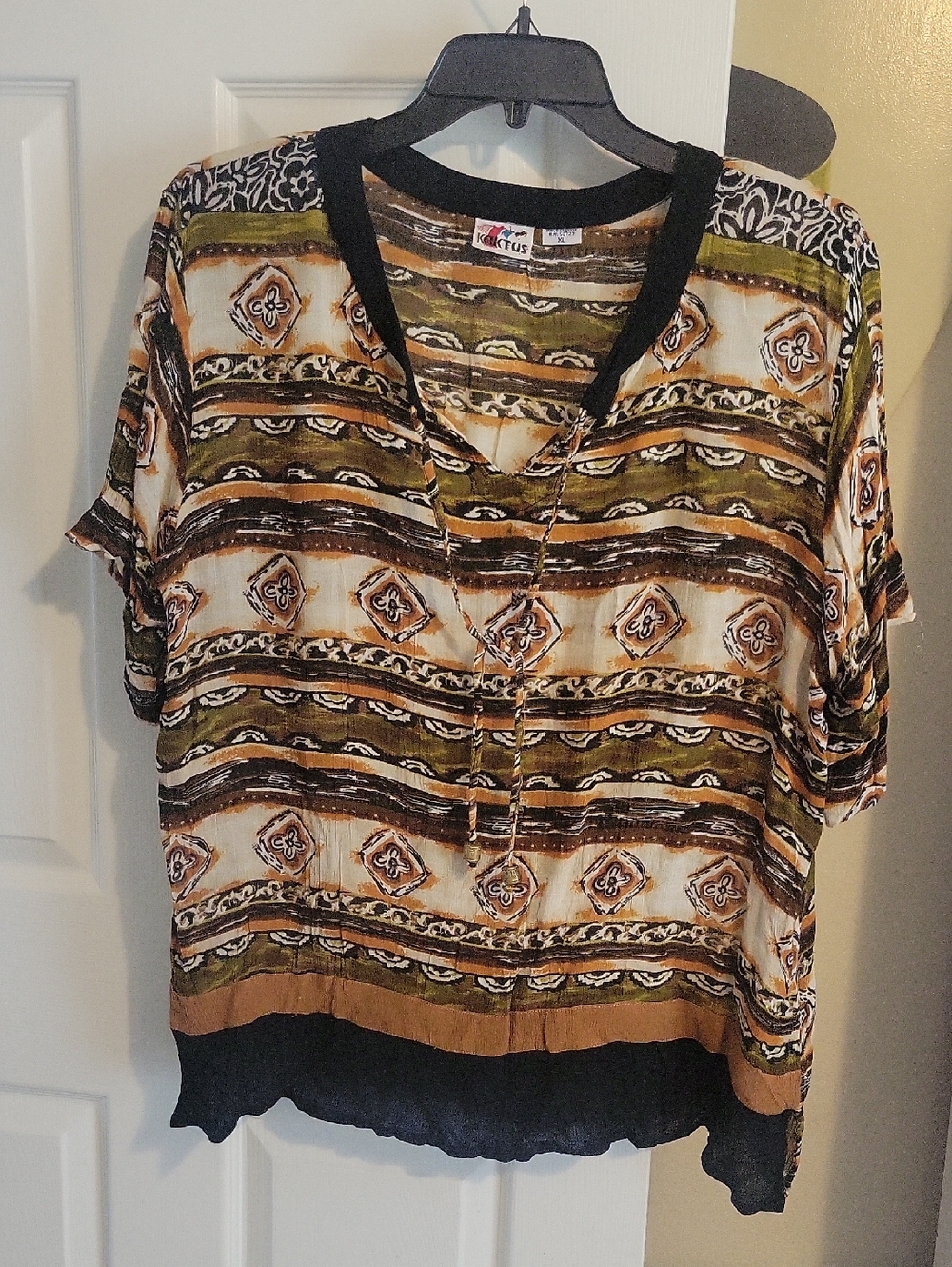 Kaktus SzXL Olive, Black & Cream Patterned V-Neck Short Sleeve Blouse Tan Accent
